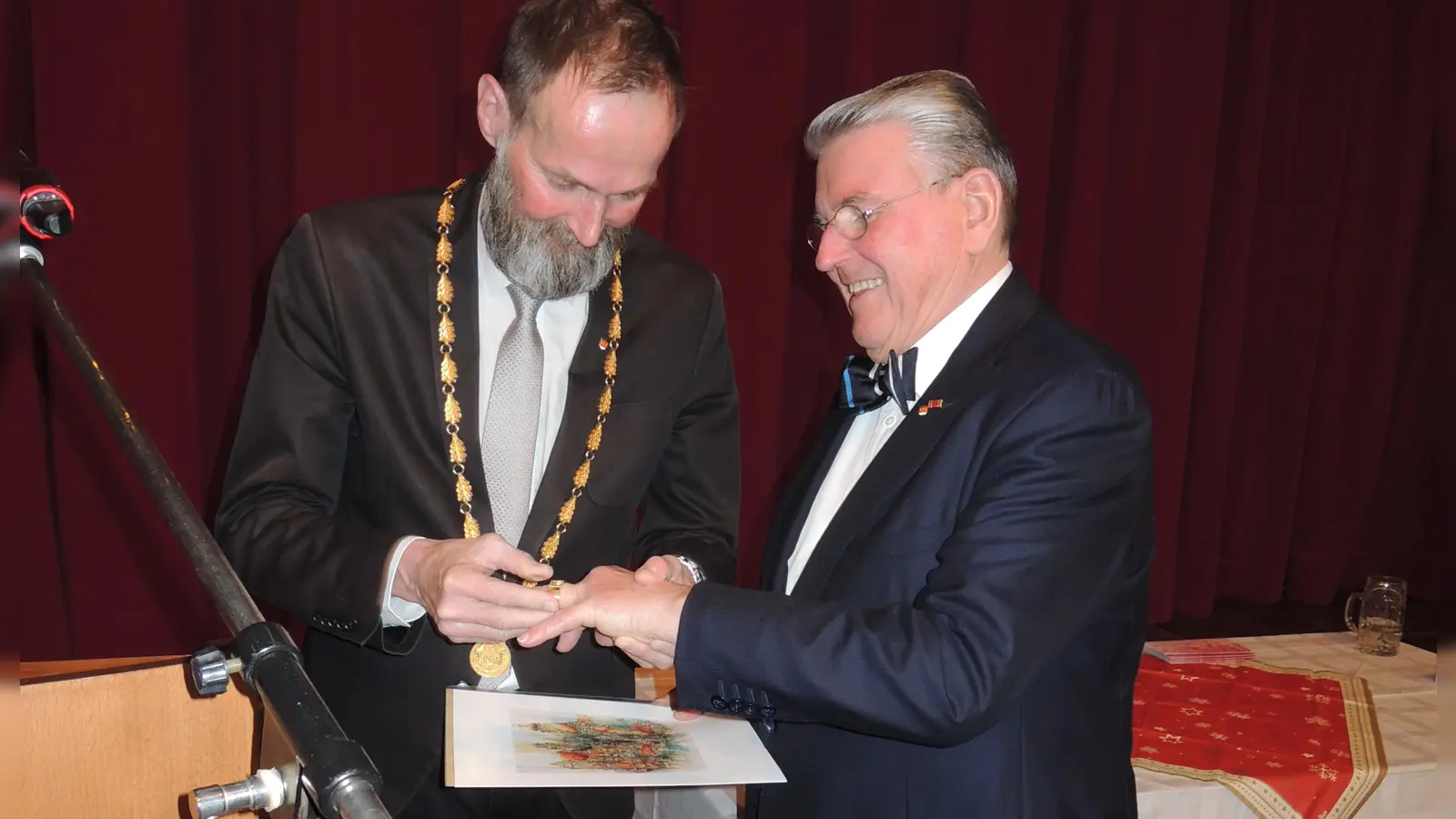 Oberbürgermeister Dr. Christoph Hammer steckte Jens Mayer-Eming den Goldenen Ehrenring der Stadt Dinkelsbühl an den Finger. (F.: Peter Zumach)
