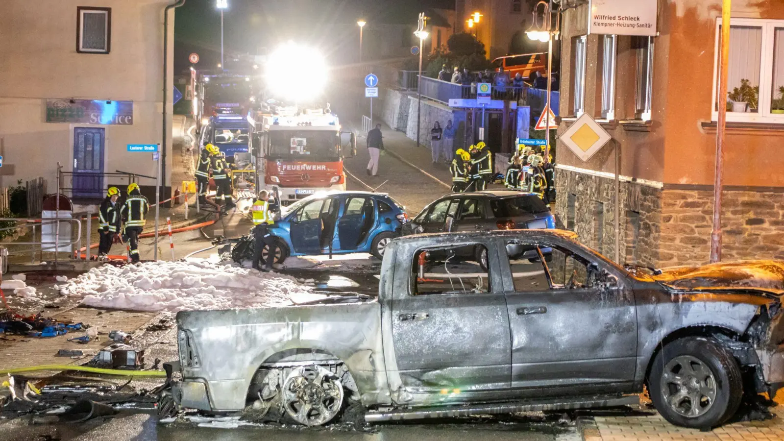 Bei einem Verkehrsunfall mit drei beteiligten Autos in Lauter-Bernsbach sind neun  Menschen verletzt worden. (Foto: André März/dpa)