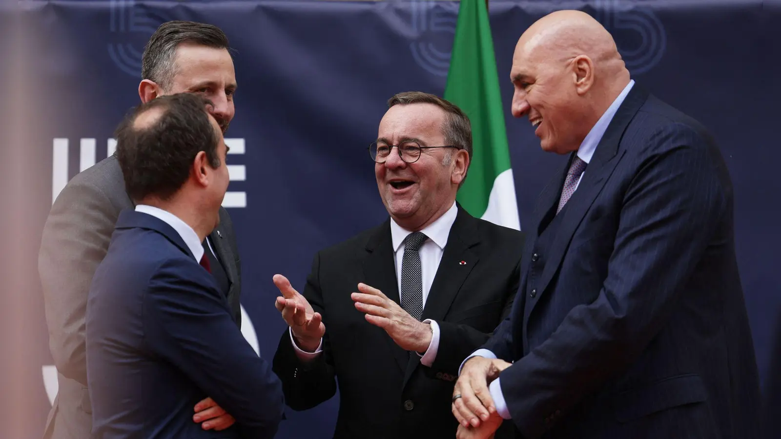Italiens Verteidigungsminister Guido Crosetto (rechts) bei einem Treffen mit Verteidigungsminister Boris Pistorius (Mitte). (Foto: Archiv) (Foto: Thibaud Moritz/AFP/dpa)