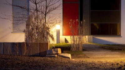 Künstliches Licht am Haus sorgt für Sicherheit, verändert aber den nächtlichen Lebensraum vieler Tiere. (Foto: Kai Remmers/dpa-tmn)