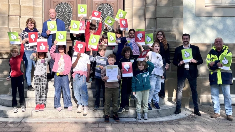 Grün oder rot? Die Grundschülerinnen und Grundschüler der Luitpoldschule zeigen, wie sie an der Feuchtwanger Straße über das Tempo der Autos urteilen. (Foto: Antonia Hoppert)