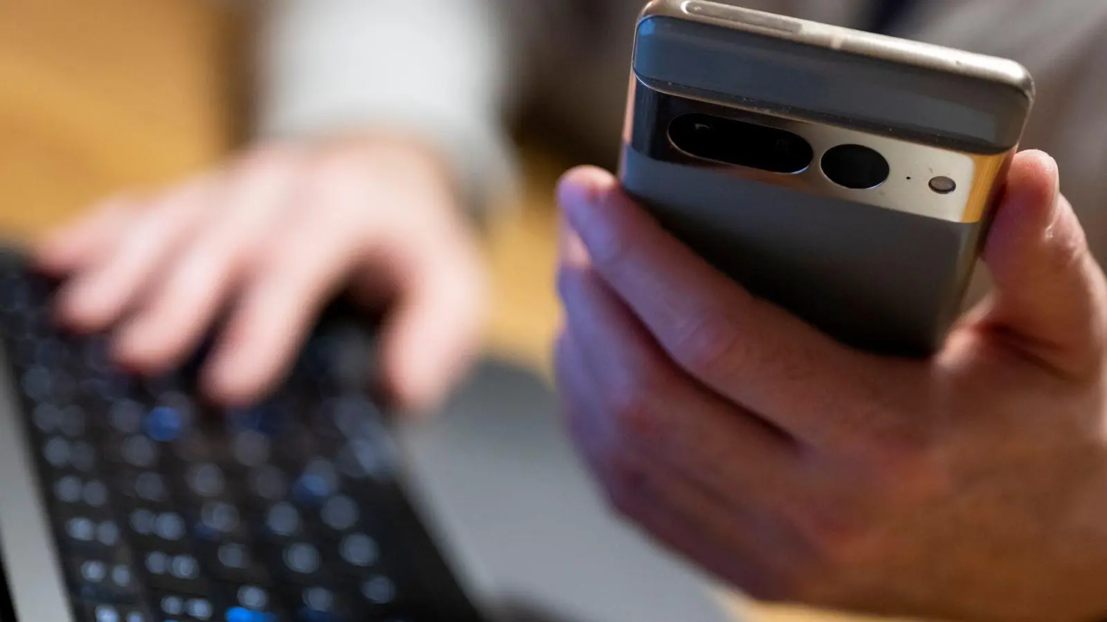 Neun von zehn Menschen in Deutschland ab 16 Jahren nutzen Online-Banking (Symbolbild).  (Foto: Monika Skolimowska/dpa)