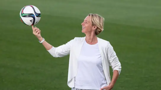 Hofft bei der EM in England auch auf einen Überraschungseffekt der deutschen Frauen: Bundestrainerin Martina Voss-Tecklenburg. (Foto: Boris Roessler/dpa)