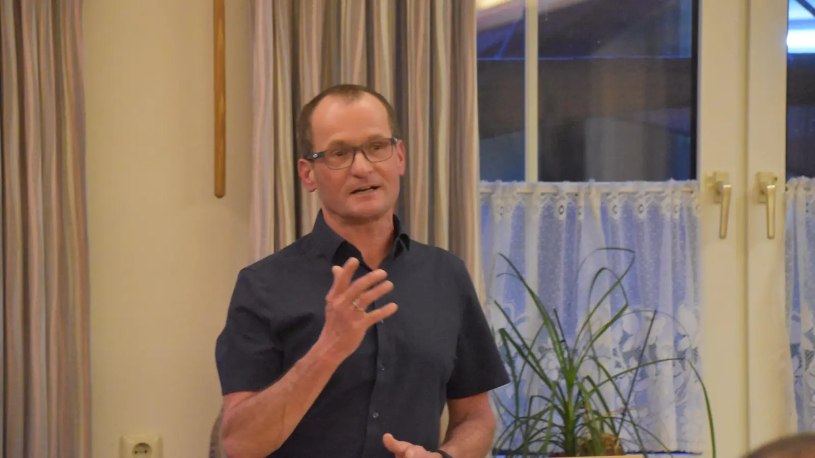 Den Teilnehmerinnen und Teilnehmern bei der Nominierung des SPD-Kandidaten fürs Sugenheimer Bürgermeisteramt stellte Toni Schiefer sich und seine Ziele vor. (Foto: Andreas Reum)