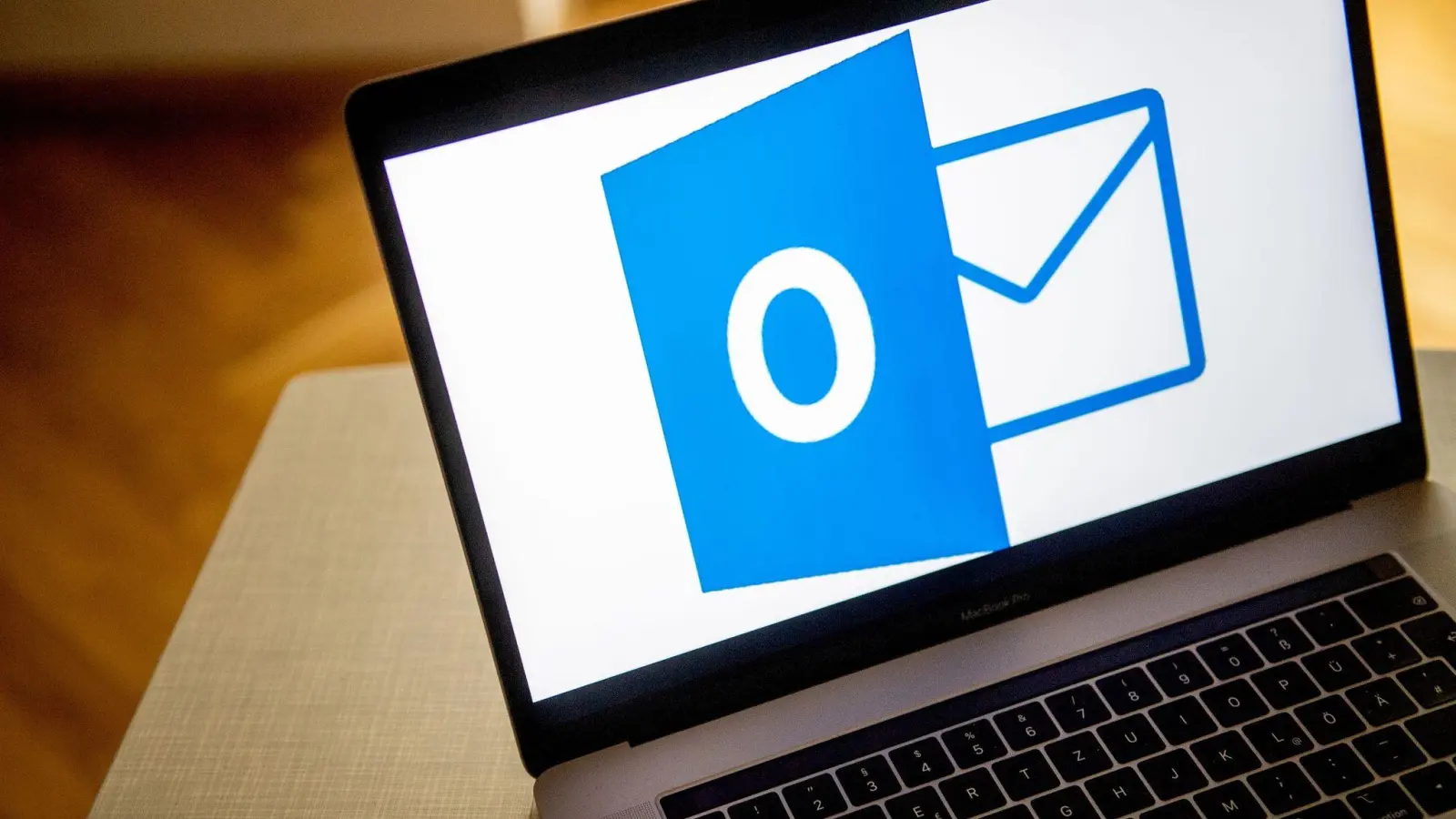 Nunmehr kostenlos und neu gestaltet: Das E-Mail-Programm Outlook für Macs. (Foto: Zacharie Scheurer/dpa-tmn)