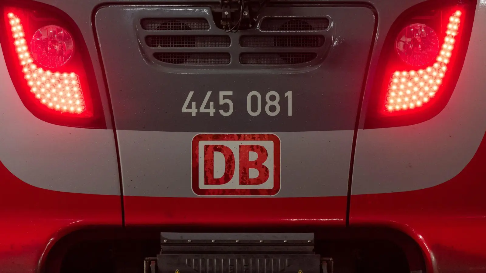 Die typisch rote Farbe der Regionalzüge wird auf einer Strecke Pegnitztal vorerst nicht mehr zu sehen sein. (Symbolbild) (Foto: Peter Kneffel/dpa)