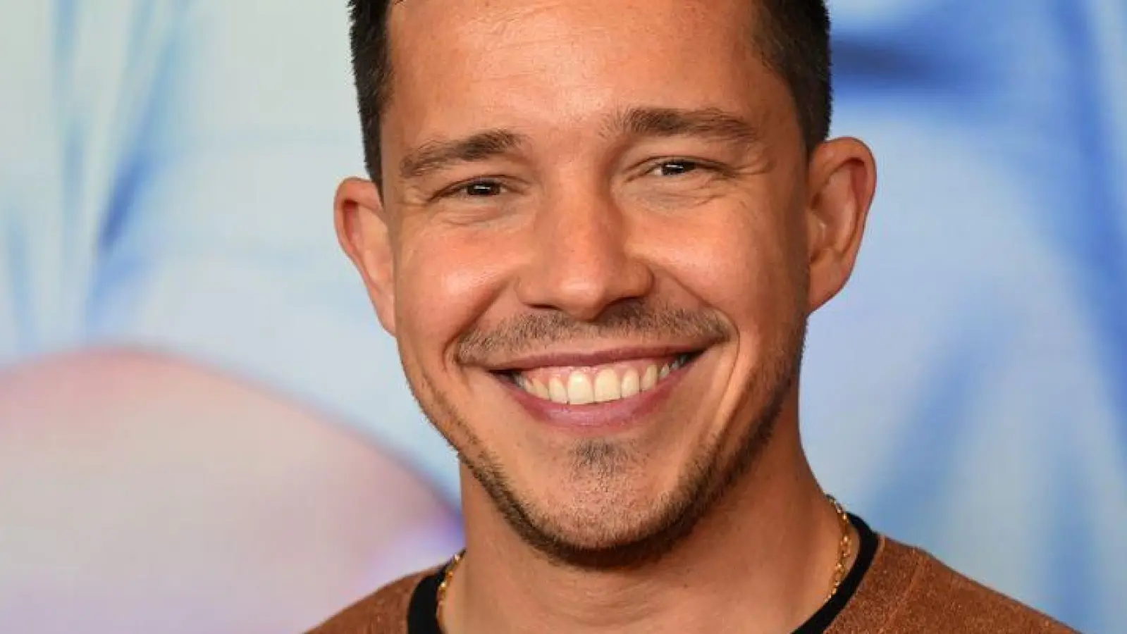 Nico Santos singt in seinem neuen Song über die Bedeutung von Heimat. (Archivbild) (Foto: Felix Hörhager/dpa)