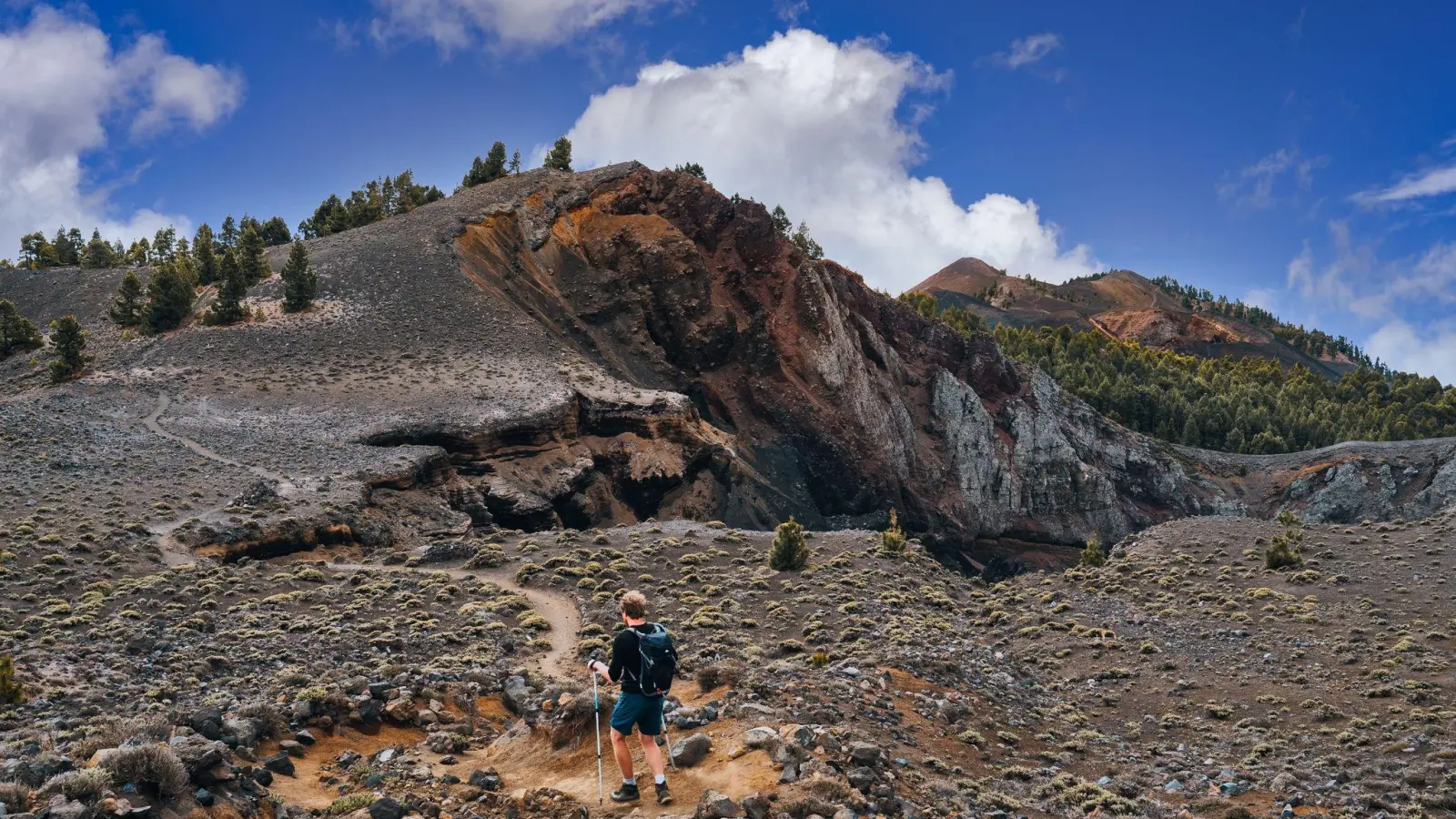 Die Kanareninsel La Palma: Nach dem Vulkanausbruch im Herbst 2021 ist nun der Wanderweg Ruta de los Volcanes wieder offen. (Foto: Alex Díaz/Visit La Palma/dpa-tmn)