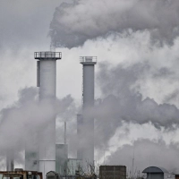 Klimaschädliche Emissionen beschleunigen den Klimawandel. Obwohl diese Tatsache schon lange wissenschaftlich bewiesen ist, tut sich die Politik weiterhin schwer, per Gesetzgebung das Klima konsequenter zu schützen. (Symbolbild)  (Foto: Patrick Pleul/dpa)