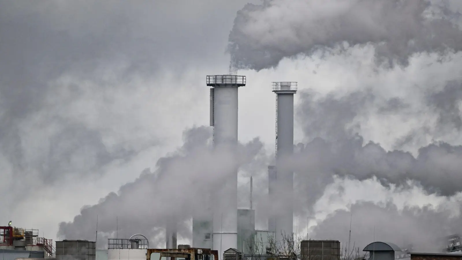 Klimaschädliche Emissionen beschleunigen den Klimawandel. Obwohl diese Tatsache schon lange wissenschaftlich bewiesen ist, tut sich die Politik weiterhin schwer, per Gesetzgebung das Klima konsequenter zu schützen. (Symbolbild)  (Foto: Patrick Pleul/dpa)