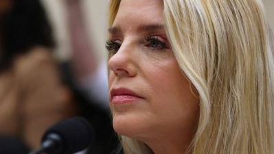 Ein Demokrat wirft US-Justizministerin Pam Bondi im Umgang mit den Epstein-Akten „Vertuschung“ vor.  (Foto: Tom Brenner/AP/dpa)
