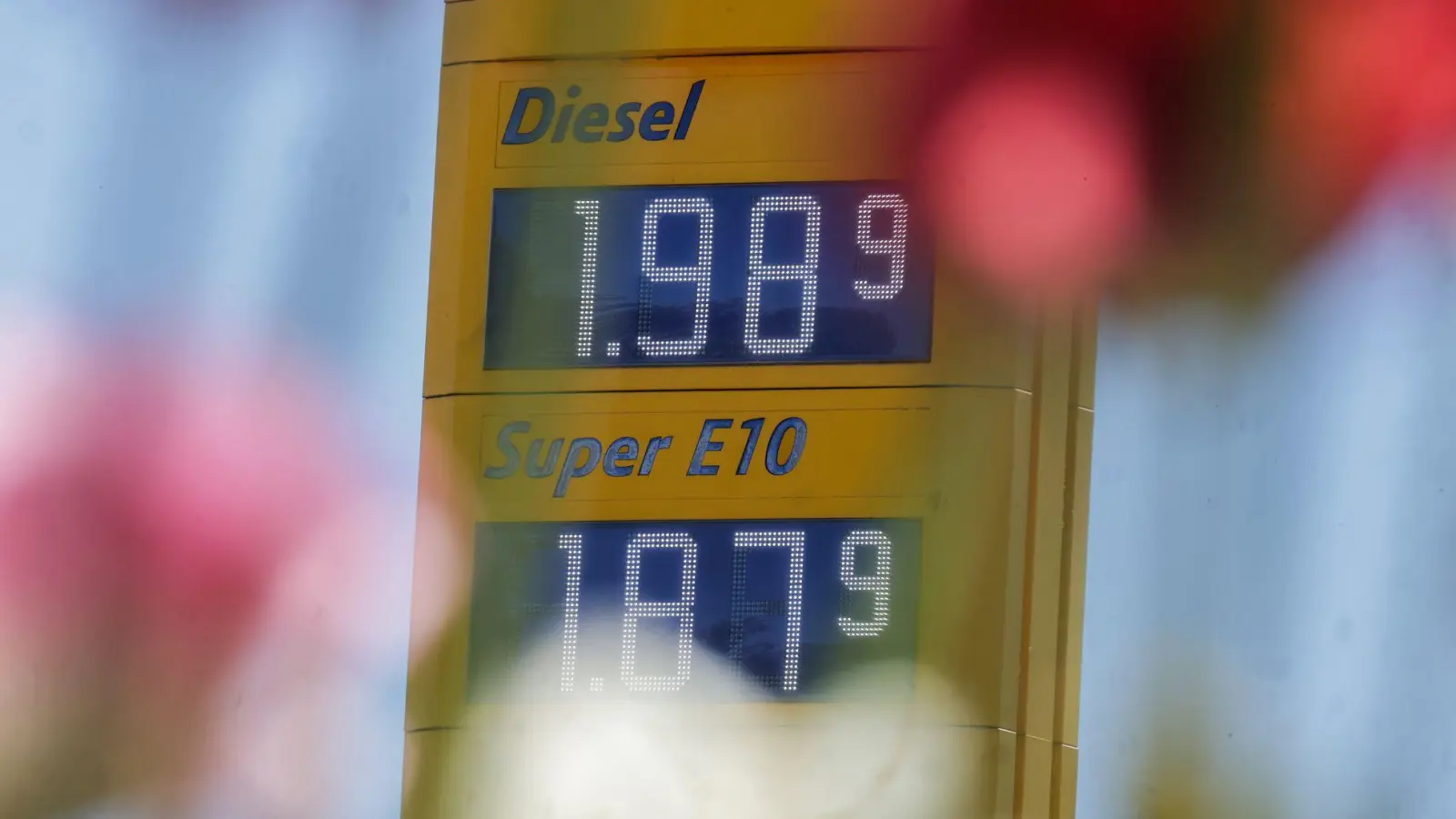 Die Kämpfe im Nahen Osten haben die Spritpreise deutlich anziehen lassen. (Archivbild) (Foto: Thomas Warnack/dpa)