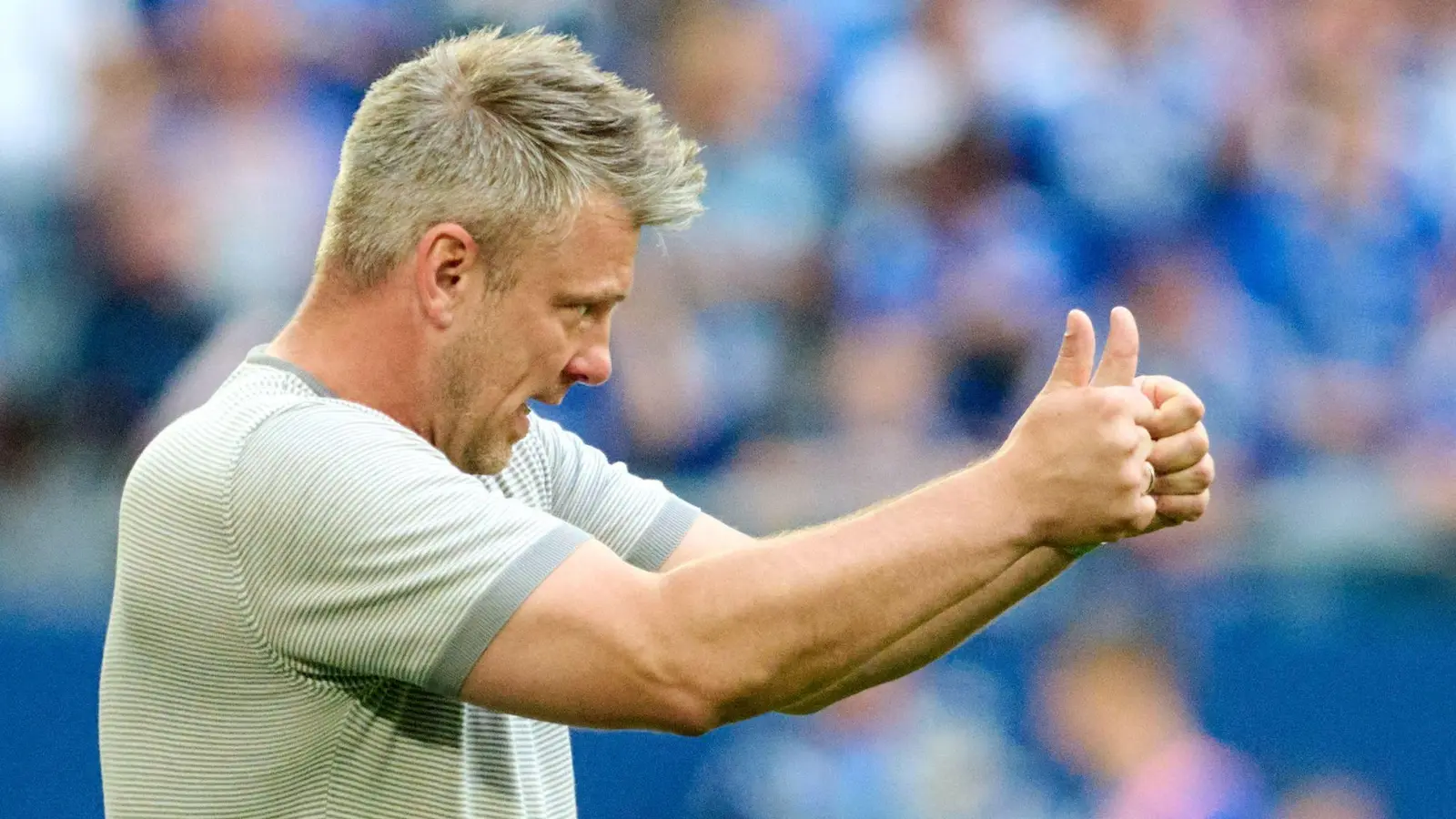 Daumen hoch für den FC (Foto: Bernd Thissen/dpa)