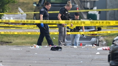 Polizistinnen arbeiten am Tatort in der Nähe eines Einkaufszentrums in Willowbrook. (Foto: Matt Marton/AP/dpa)