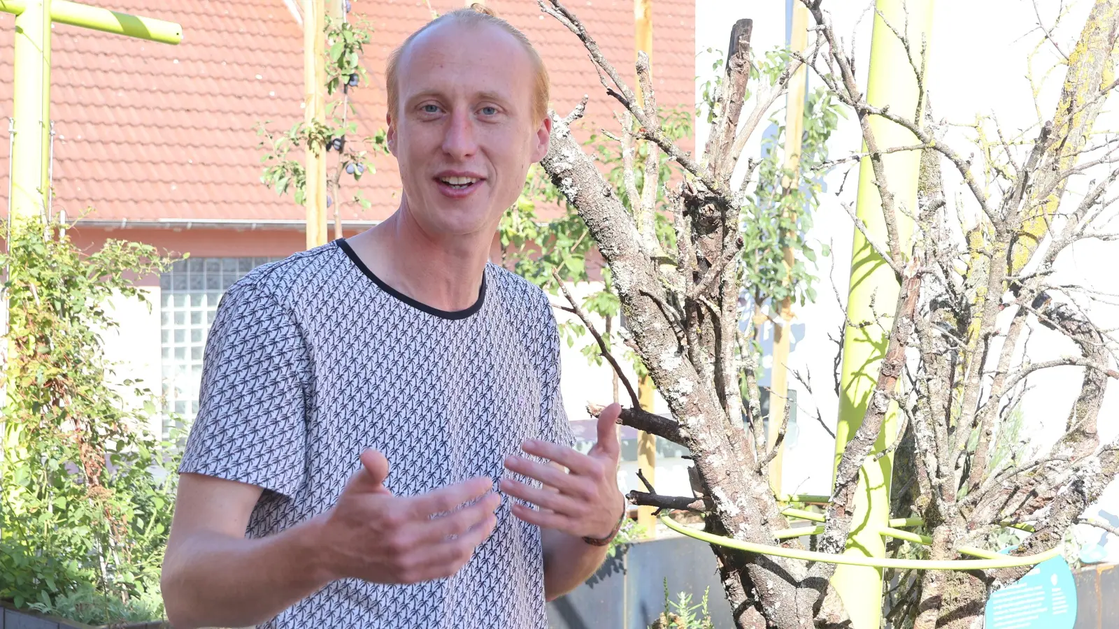 Streuobstmanager Florian Kleinschroth erklärt auf der Dachterrasse des „Bernatura” den Charme von Tiny Forests. (Foto: Andreas Reum)