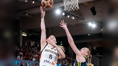 Kaum zu stoppen: Luisa Geiselsöder (links) war beim 89:76-Sieg gegen Schweden mit 20 Punkten beste deutsche Werferin. (Foto: DBB/Camera 4)