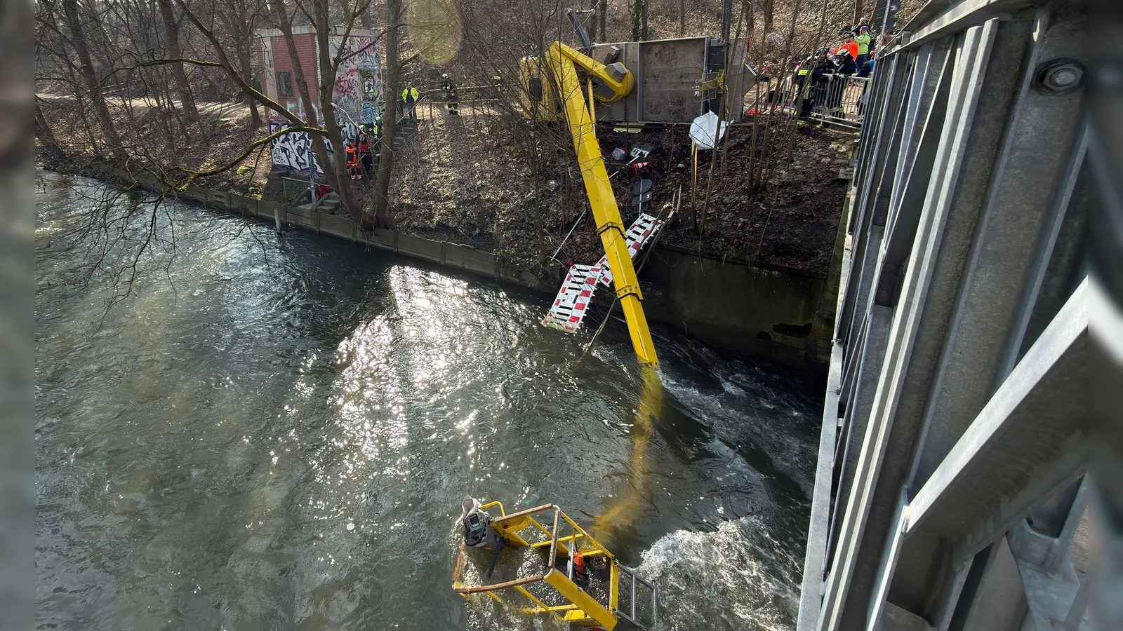 Die Feuerwehr war am Vormittag zur Bergung an der Pegnitz im Einsatz. (Foto: Daniel Löb/dpa)