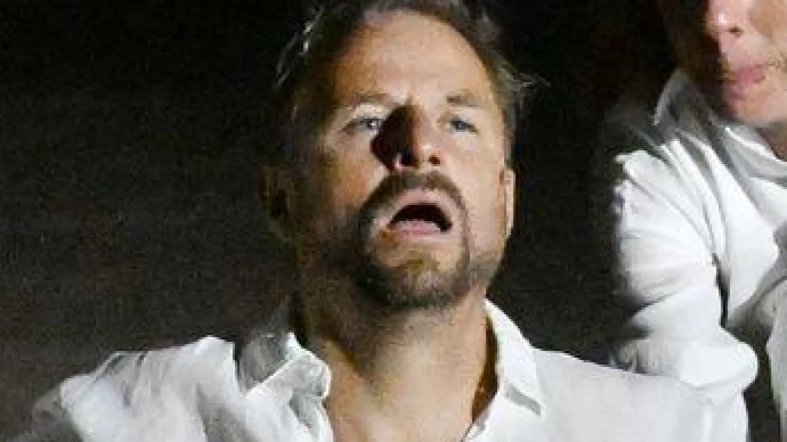 Der Jedermann (Philipp Hochmair) im Juli 2025 in seinem Grab - gehalten vom Glauben (Regine Zimmermann) und seinen Werken (Kathleen Morgeneyer). (Archivbild) (Foto: Barbara Gindl/APA/dpa)