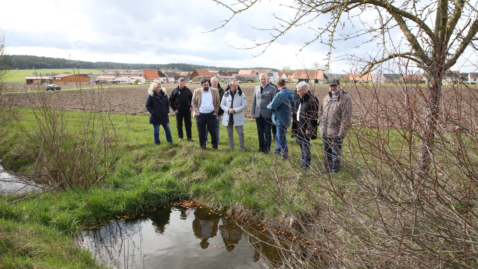 Der bayerische Umweltminister Thorsten Glauber (Freie Wähler; Mitte) informierte sich in Flachslanden über Windenergie und die Kombination von Hochwasserschutz und Naturschutz. (Foto: Alexander Biernoth)
