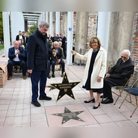 Bayerischer Ehrenweg: Markus Söder und Charlotte Knobloch enthüllen den ersten Stern. (Foto: Felix Hörhager/dpa)