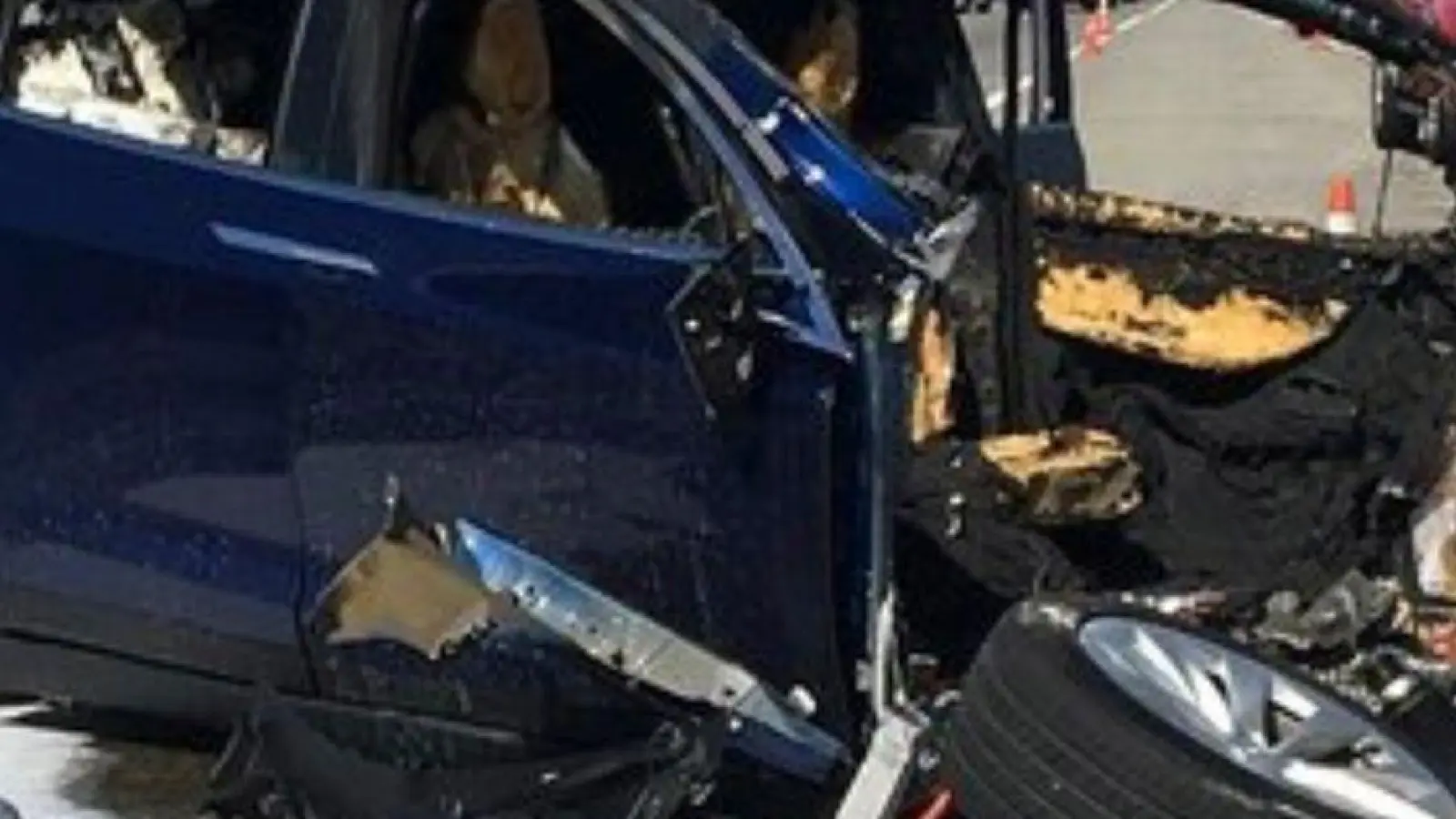 Ein Mann fuhr im Jahr 2018 mit seinem Tesla bei eingeschaltetem „Autopilot“-System gegen einen Betonpoller in Kalifornien. (Foto: -/KTVU/AP/dpa)