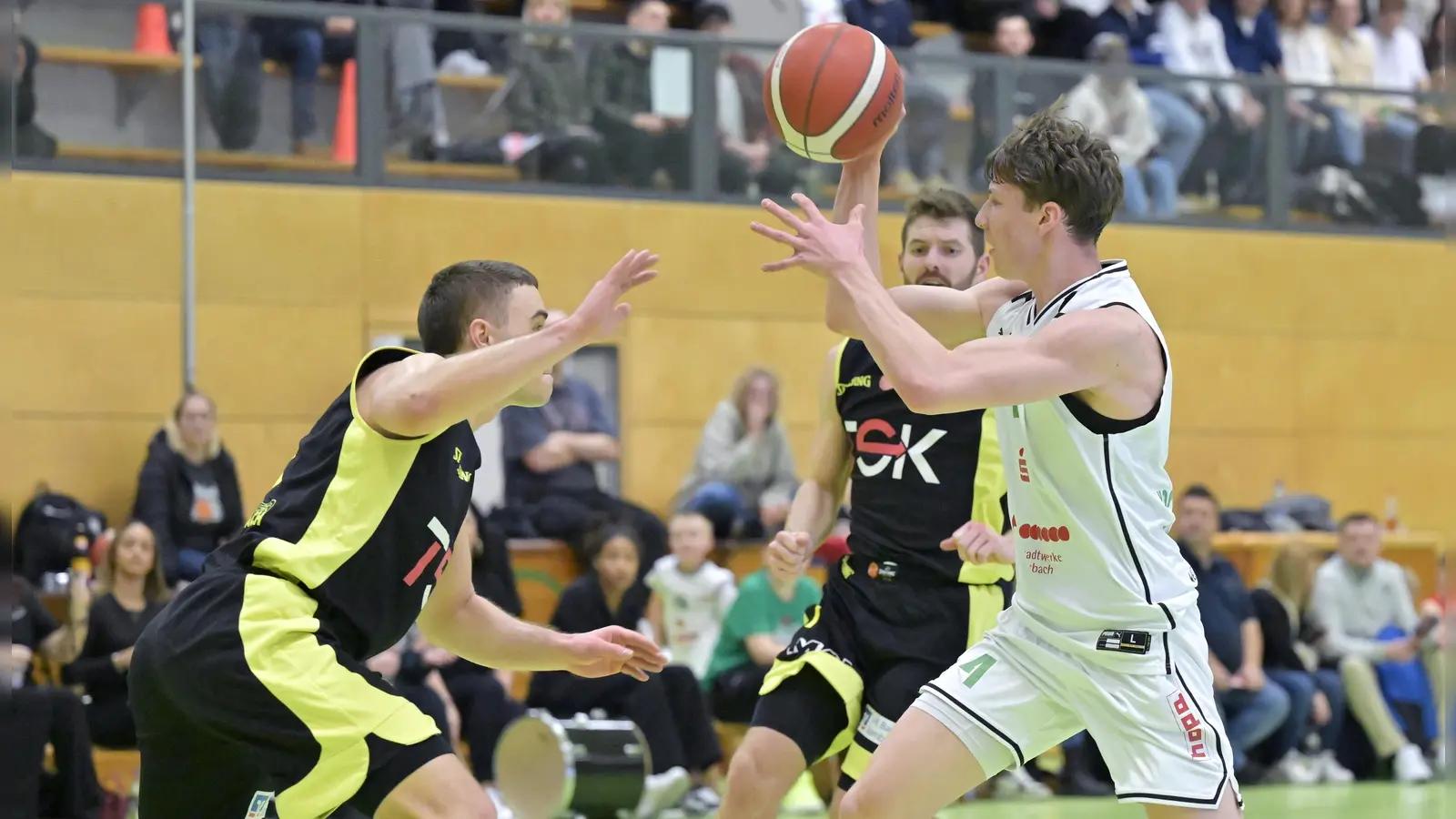 Joscha Eckert (rechts, im Zwischenrundenspiel gegen Breitengüßbachs Timo Dippold) war zweitbester Ansbacher Werfer, seine 10 Punkte konnten die 59:73-Niederlage aber nicht verhindern. (Foto: Martin Rügner)