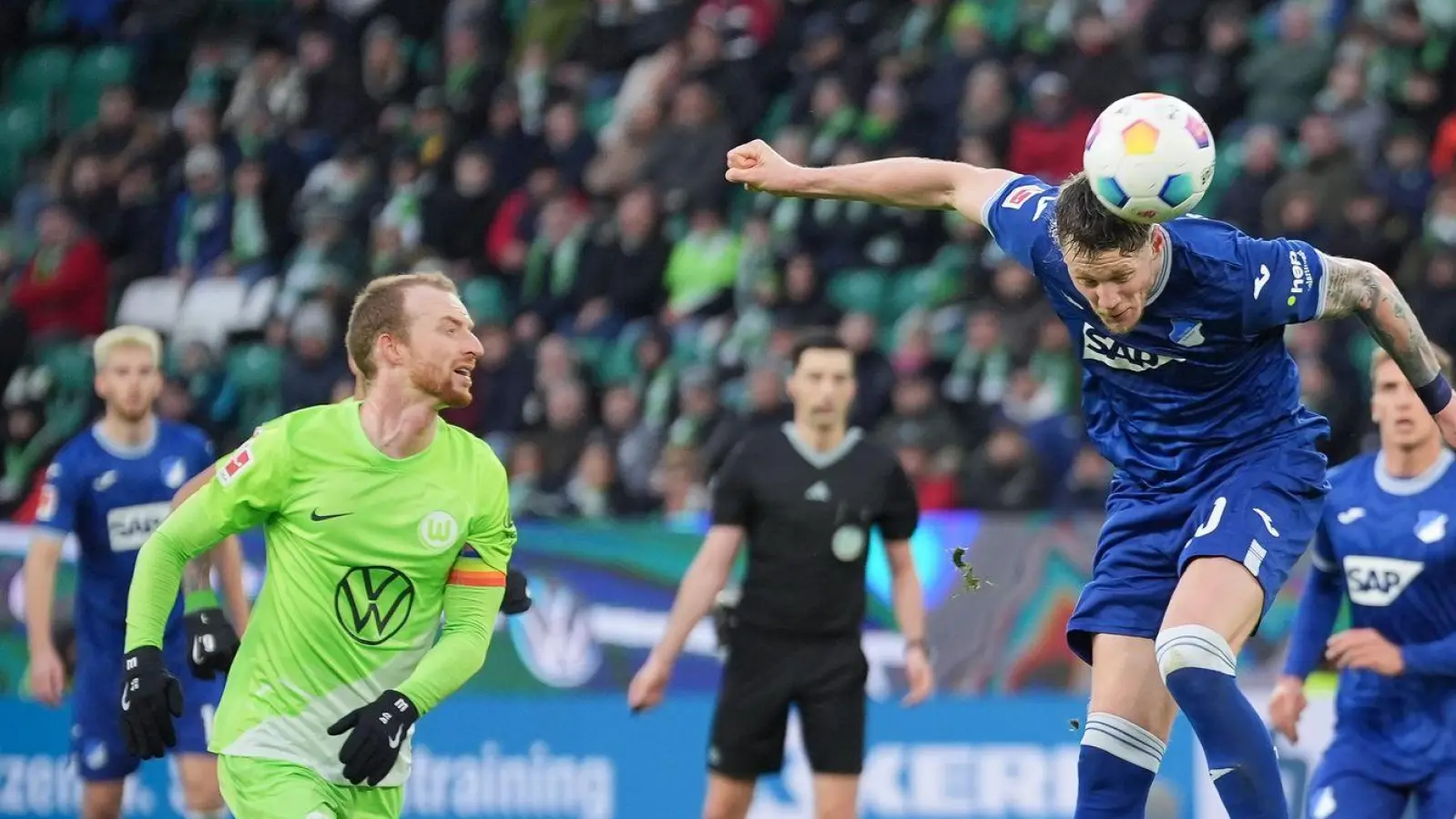 Das Spiel zwischen VfL Wolfsburg und TSG 1899 Hoffenheim ist in der ersten Halbzeit für kurze Zeit unterbrochen worden. (Foto: Soeren Stache/dpa)