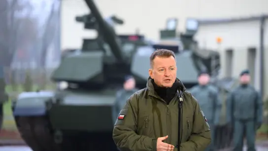 „Es gehe um die Sicherheit ganz Europas“: Der polnische Verteidigungsminister Mariusz Blaszczak. (Foto: Jakub Kaczmarczyk/PAP/dpa)