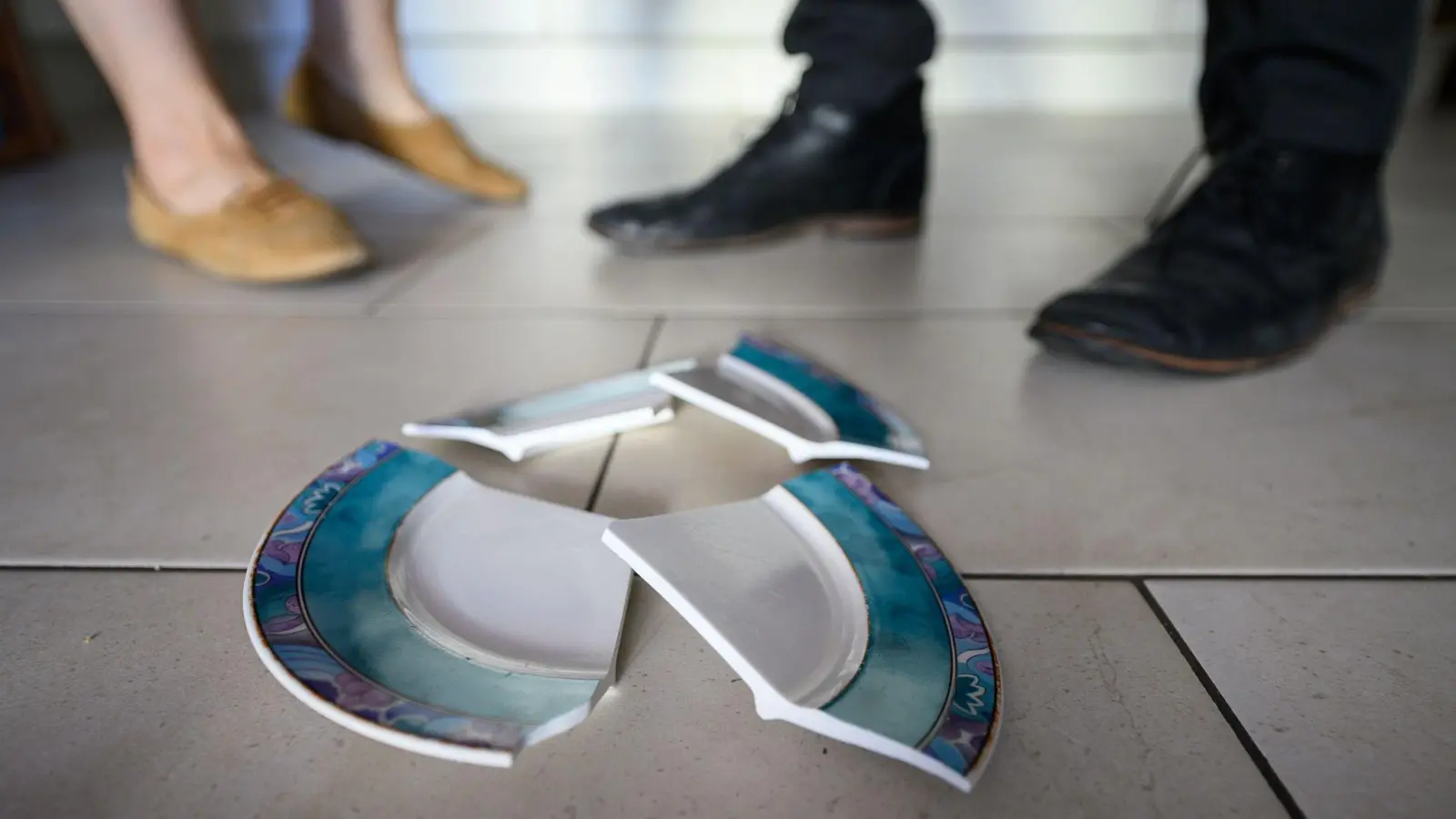 Ein Streit zwischen Ex-Partnern endete in Ansbach mit einem verletzten Polizisten und einer zerbrochenen Brille.  (Symbolbild: Sebastian Gollnow/dpa)