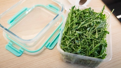 Wie lässt sich Rucola länger haltbar machen? (Foto: Christin Klose/dpa-tmn)