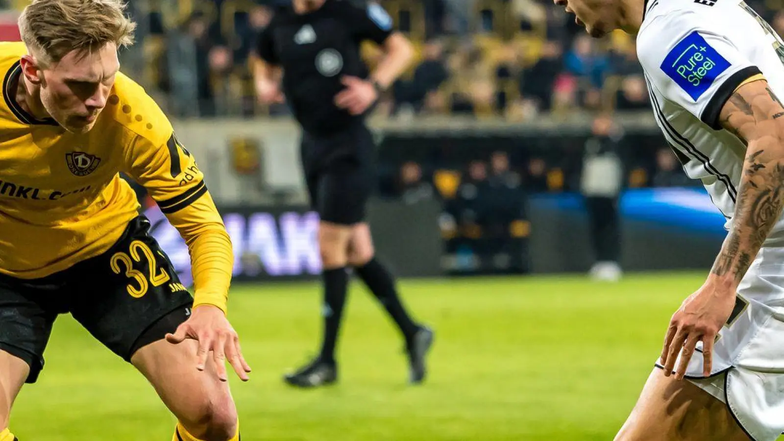 Dynamos Jonas Sterner (l) im Duell mit dem Elversberger Torschützen Nicholas Mickelson. (Foto: Britta Pedersen/dpa)