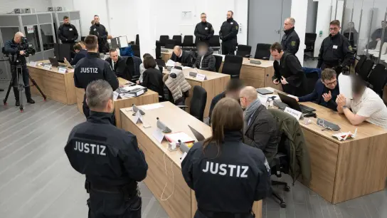 Die Angeklagten im Prozess um den Juwelenraub im Grünen Gewölbe sitzen bei der Fortsetzung des Prozess im Verhandlungssaal im Landgericht neben den Anwälten auf ihren Plätzen. (Foto: Sebastian Kahnert/dpa-Pool/dpa)