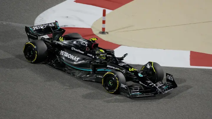 Mercedes und Fahrer Lewis Hamilton schalten in den Krisenmodus. (Foto: Hasan Bratic/dpa/Archivbild)