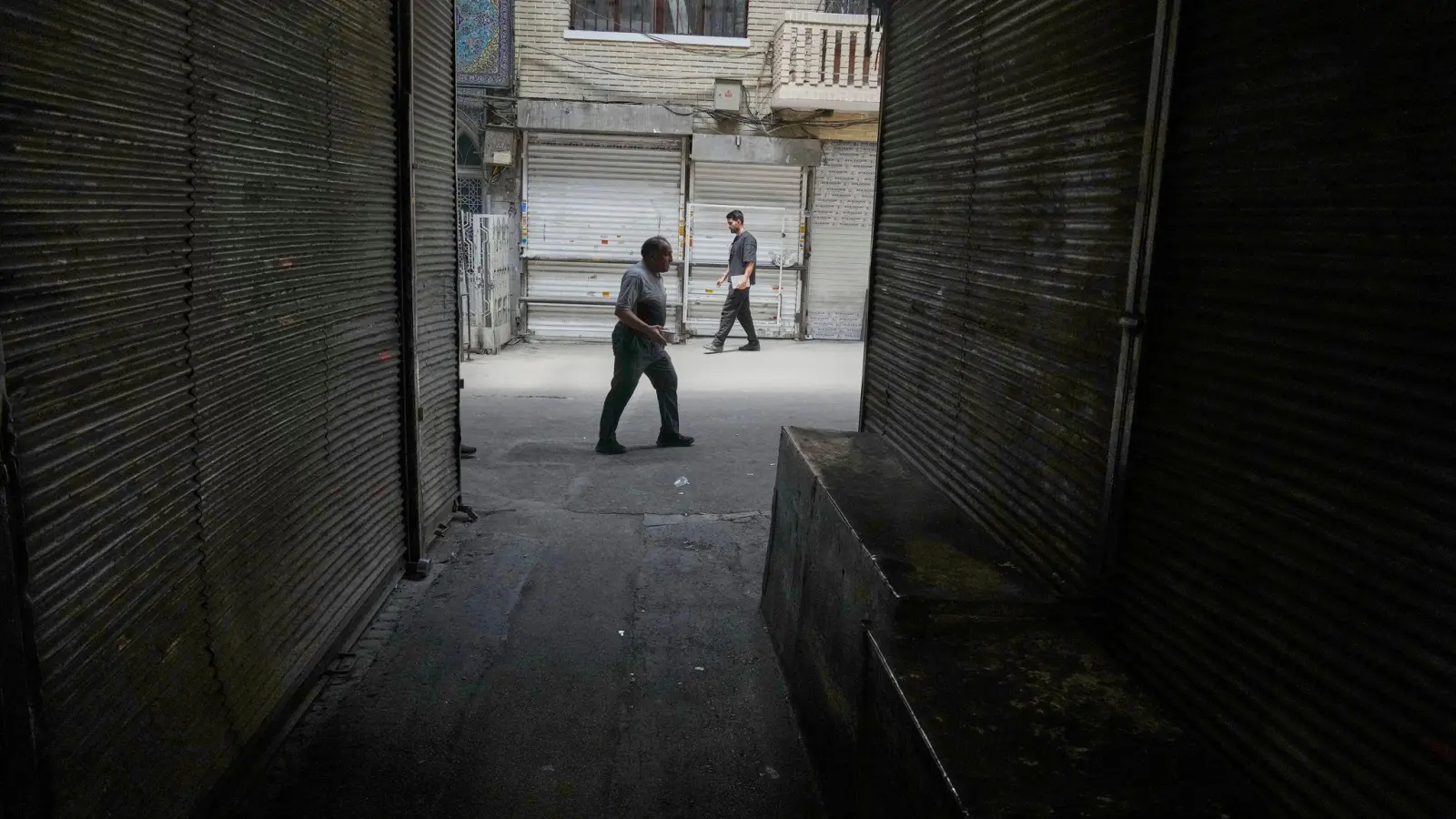 Nach seiner Festnahme im vergangenen Jahr wurde ein deutscher Tourist ins Gefängnis nach Teheran gebracht. (Archivbild)  (Foto: Vahid Salemi/AP/dpa)