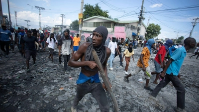 In Port-au-Prince kommt es zu Ausschreitungen. (Foto: Odelyn Joseph/AP/dpa)