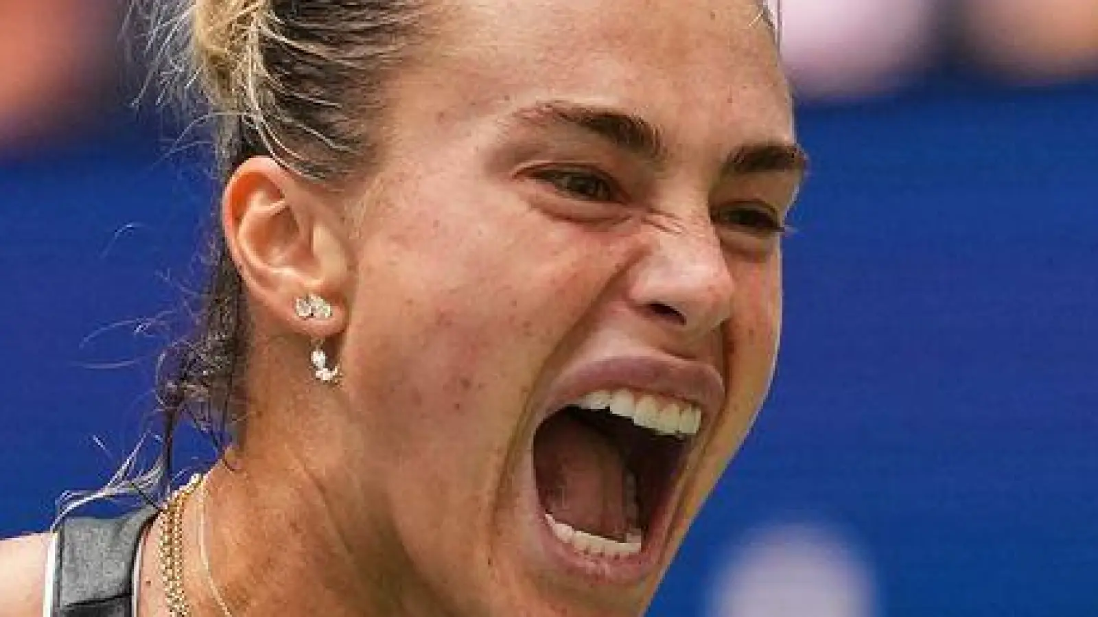 Aryna Sabalenka schaffte nach Problemen im ersten Satz am Ende souverän den Zweitrunden-Einzug. (Foto: Kirsty Wigglesworth/AP/dpa)