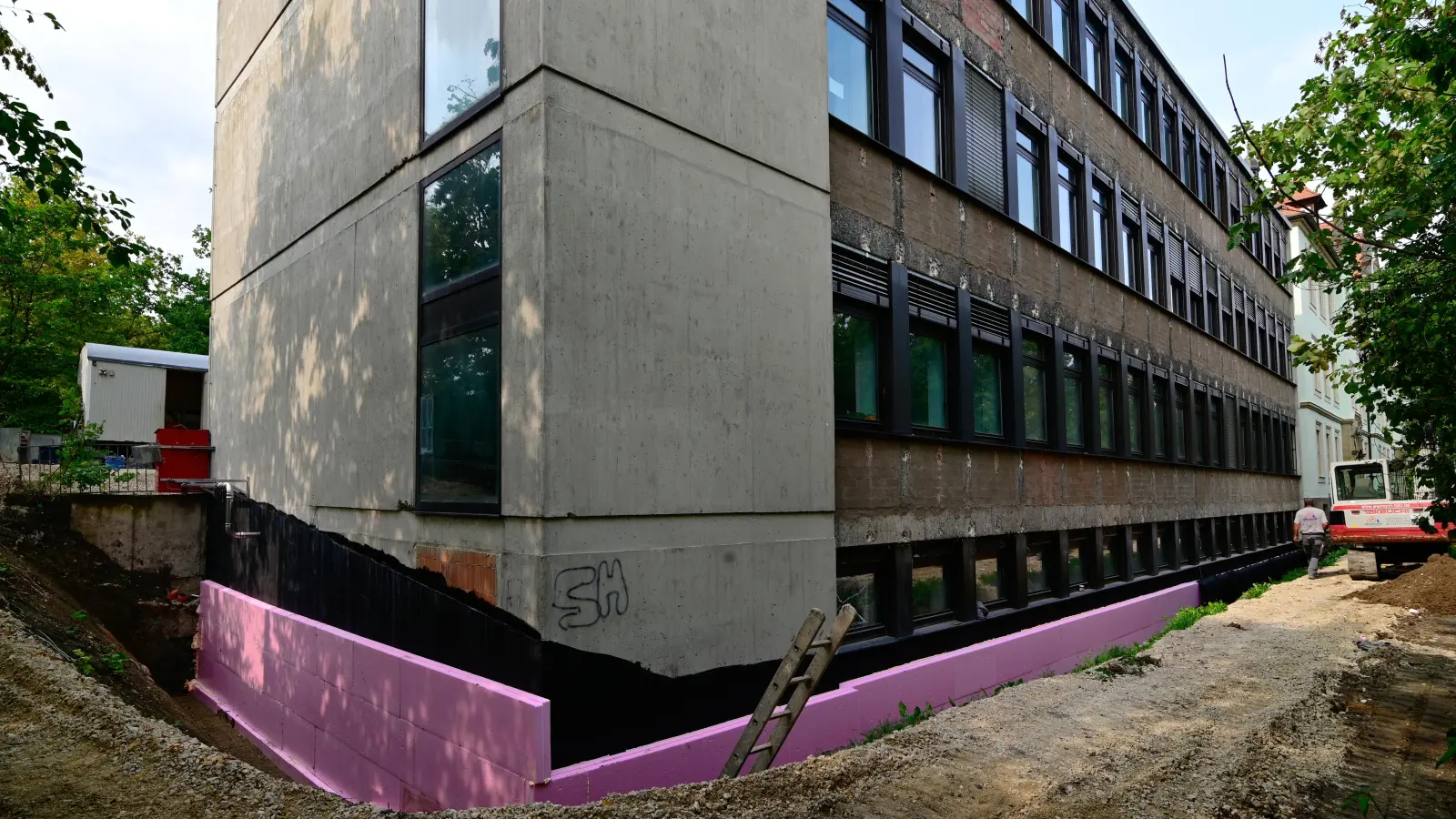 Die Arbeiten an der Luitpoldschule laufen seit Mai. Unter anderem wurden bereits die Wandteile abgedichtet und gedämmt, die unterhalb der Erde sind. (Foto: Jim Albright)