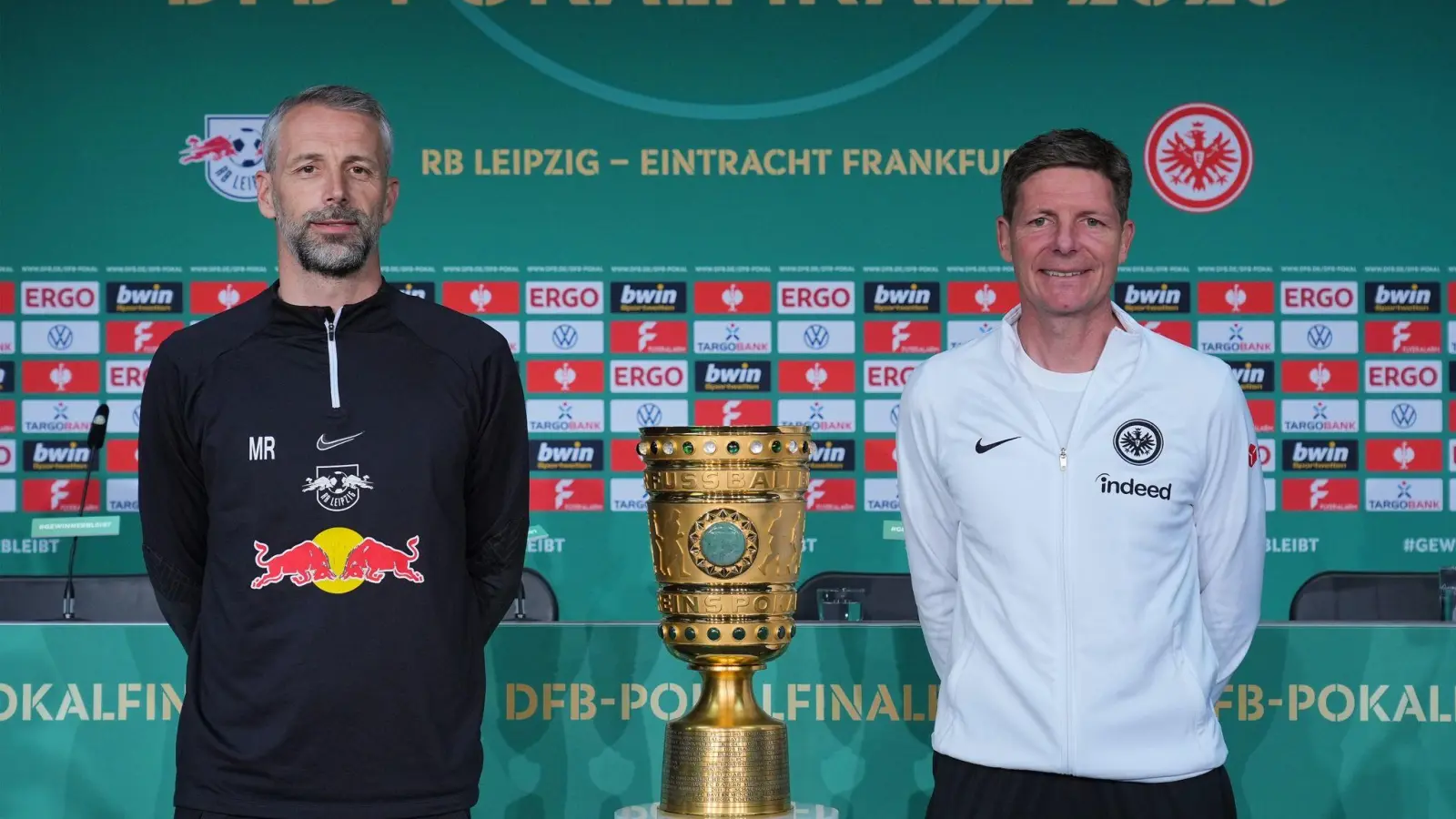 Wer holt den DFB-Pokal? Marco Rose (l) mit seinen Leipzigern oder Oliver Glasner mit der Frankfurter Eintracht? (Foto: Soeren Stache/dpa)