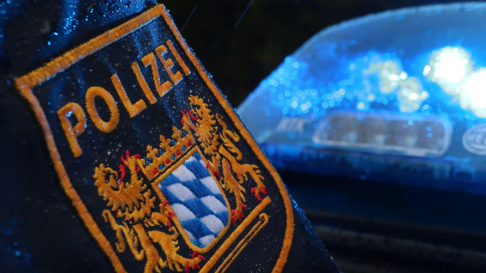 Bei einem Zusammenstoß wird ein kleines Mädchen aus einem Fahrradanhänger auf die Straße geschleudert. (Symbolbild) (Foto: Karl-Josef Hildenbrand/dpa)