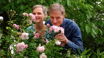 Widmen dem Garten einen Lyrik-Musik-Abend: Claudia Dölker und Hartmut Scheyhing. (Foto: Kathrin Blank)
