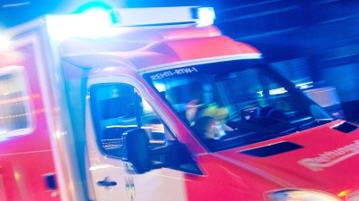 Ein Notarzt versorgte die Verletzte am Unfallort. (Symbolfoto) (Foto: Marcel Kusch/dpa)