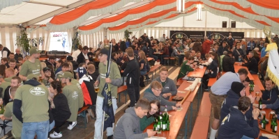 Alle Generationen treffen sich bei der Kerwa im Festzelt. (Foto: Peter Tippl)
