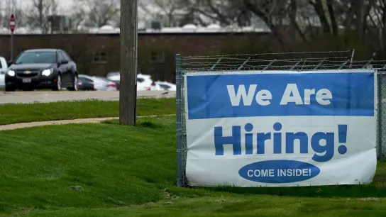 Die Arbeitslosenquote in den USA ist leicht rückläufig. (Foto: Nam Y. Huh/AP/dpa)