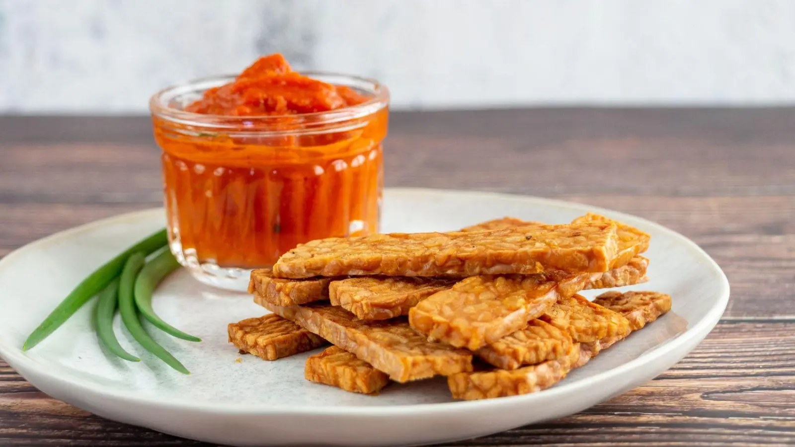 Durch Edelschimmel wachsen Sojabohnen zusammen und werden als Tempeh schnittfest. Es schmeckt würzig, lässt sich geschnitten knusprig braten oder frittieren und wie Chips essen.  (Foto: smarticular Verlag/dpa-tmn)
