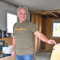 Aus Second-Hand-Materialien baut Uwe Hartmann in Sugenheim ein Haus. Inzwischen ist der kommende Januar als Einzugstermin realistisch. (Foto: Judith Marschall)