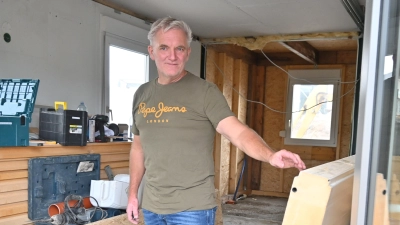 Aus Second-Hand-Materialien baut Uwe Hartmann in Sugenheim ein Haus. Inzwischen ist der kommende Januar als Einzugstermin realistisch. (Foto: Judith Marschall)