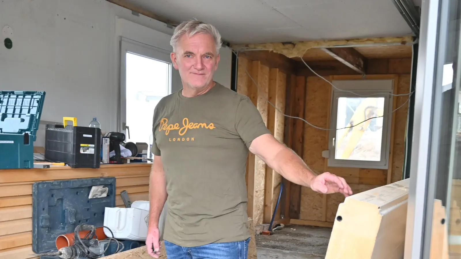 Aus Second-Hand-Materialien baut Uwe Hartmann in Sugenheim ein Haus. Inzwischen ist der kommende Januar als Einzugstermin realistisch. (Foto: Judith Marschall)