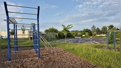 Der Multifunktionsplatz vor dem Freibad in Feuchtwangen: Der Jugendbeirat wünscht sich als Ergänzung eine Kunsteisfläche, die hier angelegt werden könnte. (Foto: Peter Zumach)
