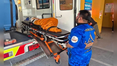 Die Frau wurde ins Krankenhaus gebracht - offenbar litt sie unter einem niedrigen Blutzuckerspiegel. (Foto: Uncredited/Wat Rat Prakhong Tham/AP/dpa)