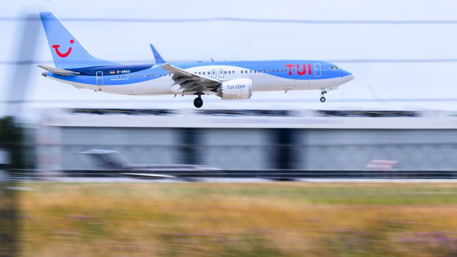 Eine Boeing von Tuifly landet von Palma de Mallorca kommend am Flughafen Hannover. (Foto: Julian Stratenschulte/dpa)